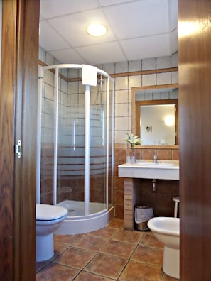 Classic Twin Room | Bathroom | Shower, free toiletries, bidet, towels