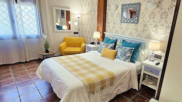 Tweepersoonskamer | Luxe beddengoed, een kluis op de kamer, een bureau, geluiddichte muren