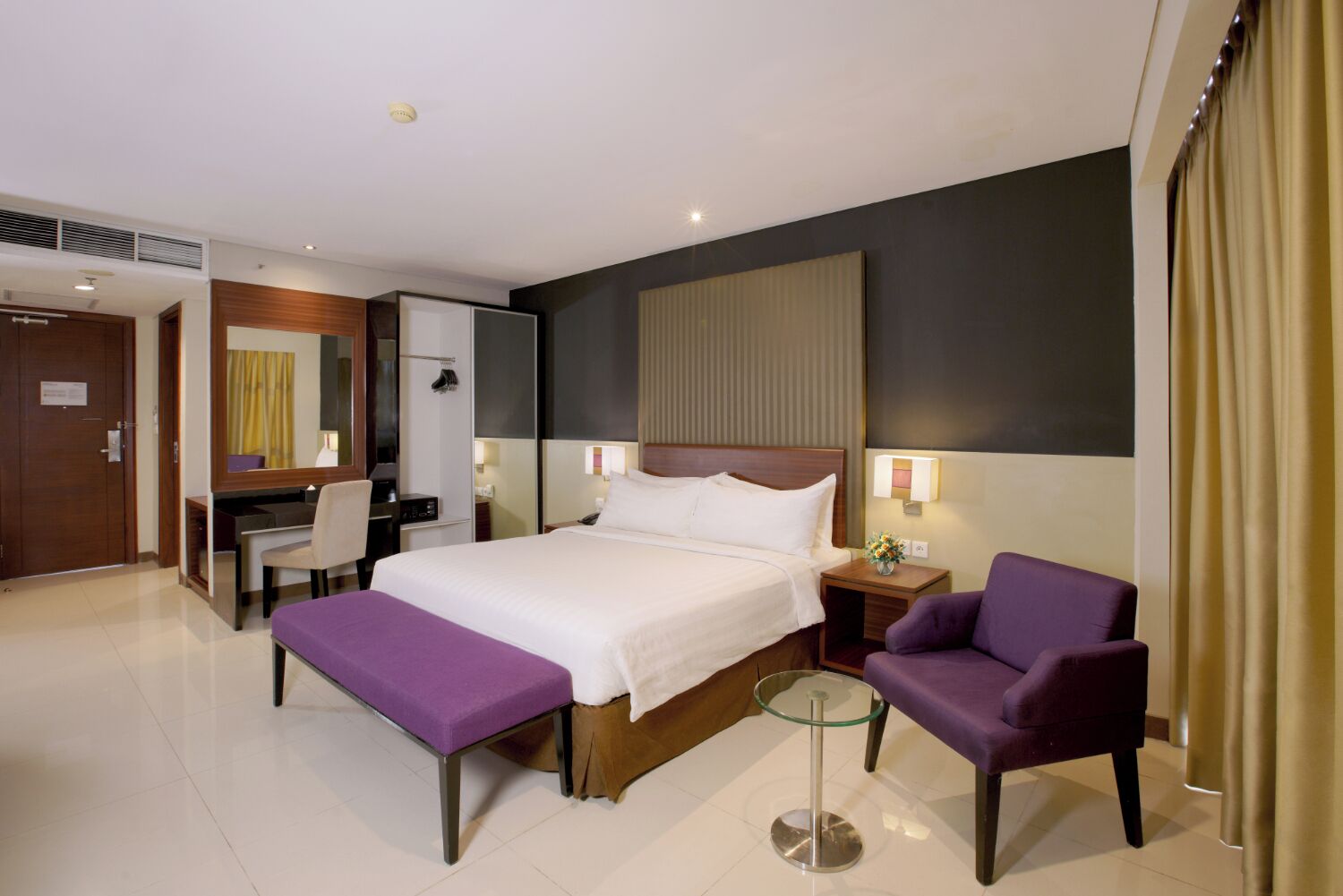 Junior Suite | Minibar, in-room safe, desk, free WiFi