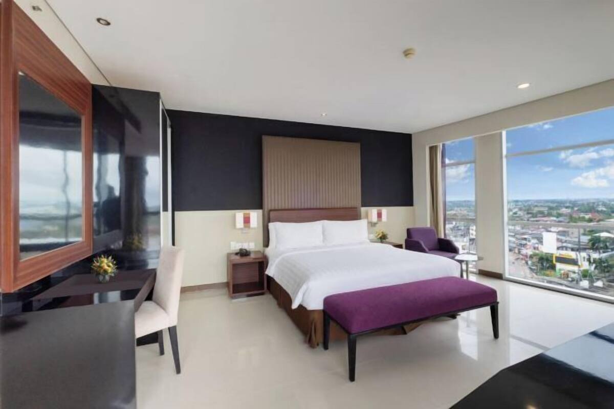 Minibar, in-room safe, desk, free WiFi