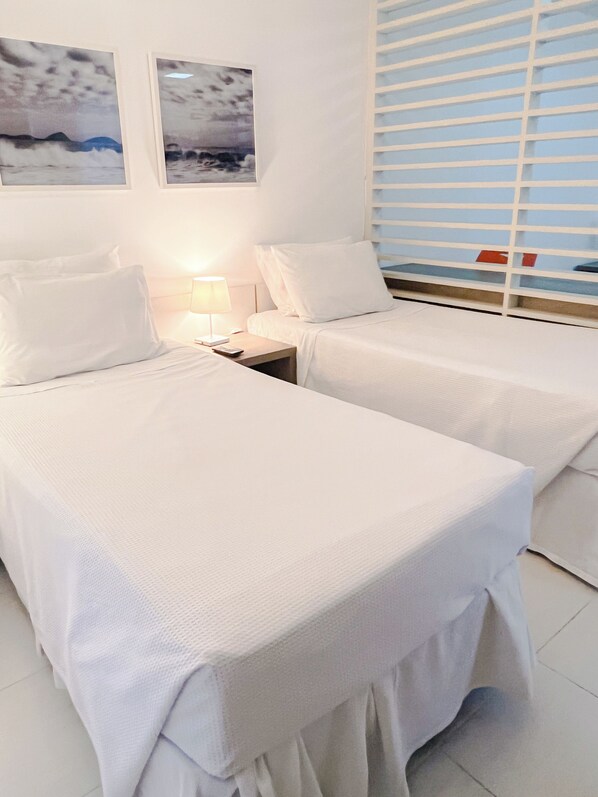 Quarto Luxo - 2 Camas de Solteiro | 미니바, 객실 내 금고, 책상, 방음 설비