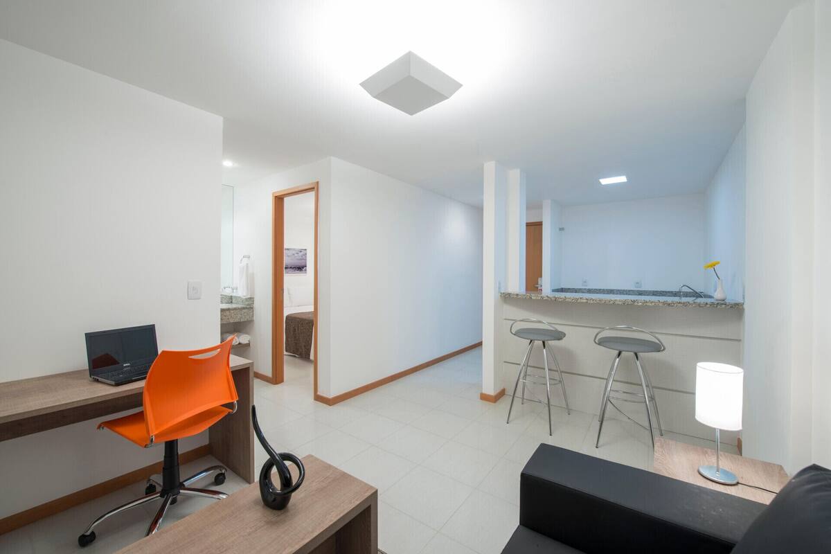 Minibar, caja de seguridad en la habitación y escritorio