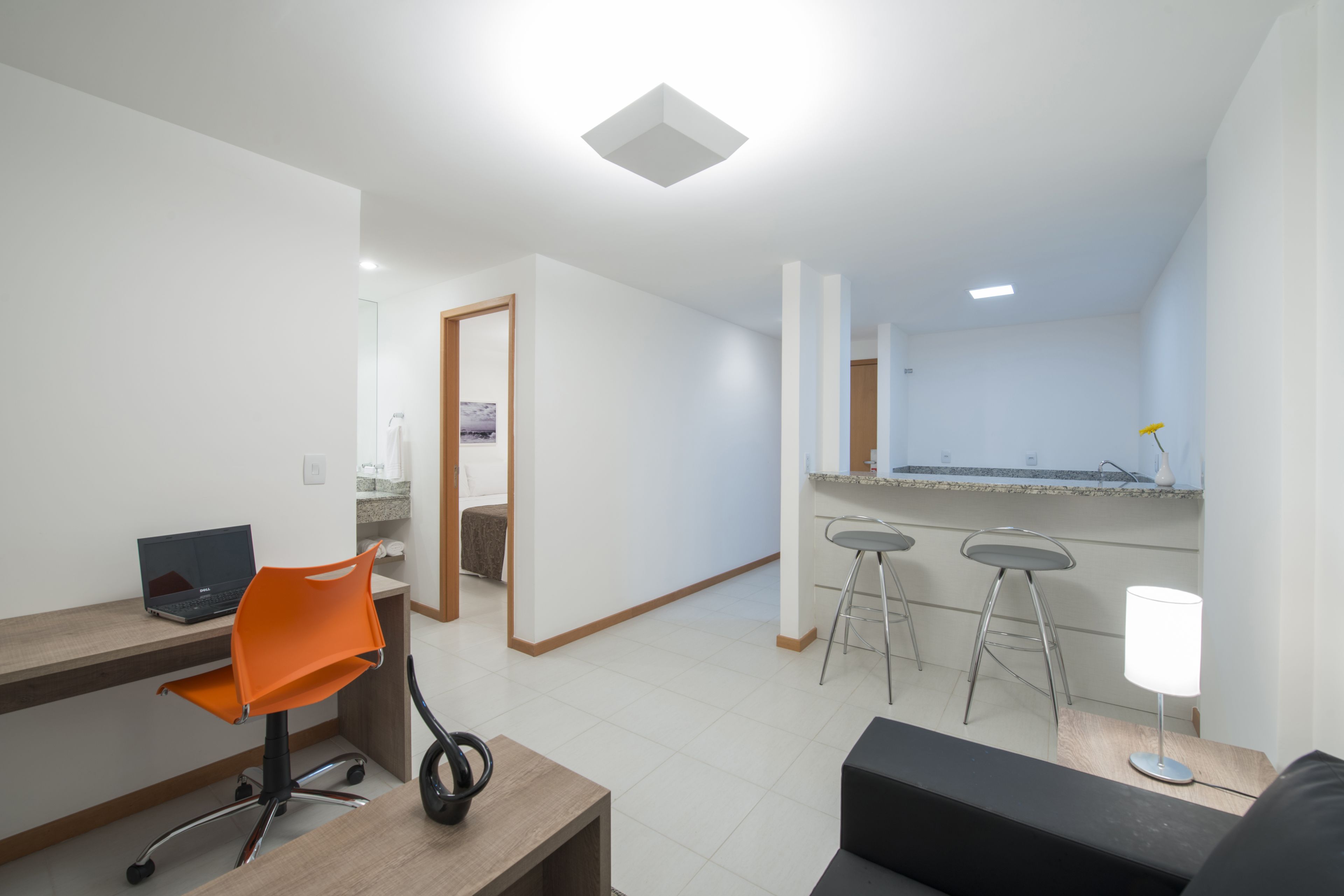 Um apartamento moderno com cozinha, sala de jantar e sala de estar.