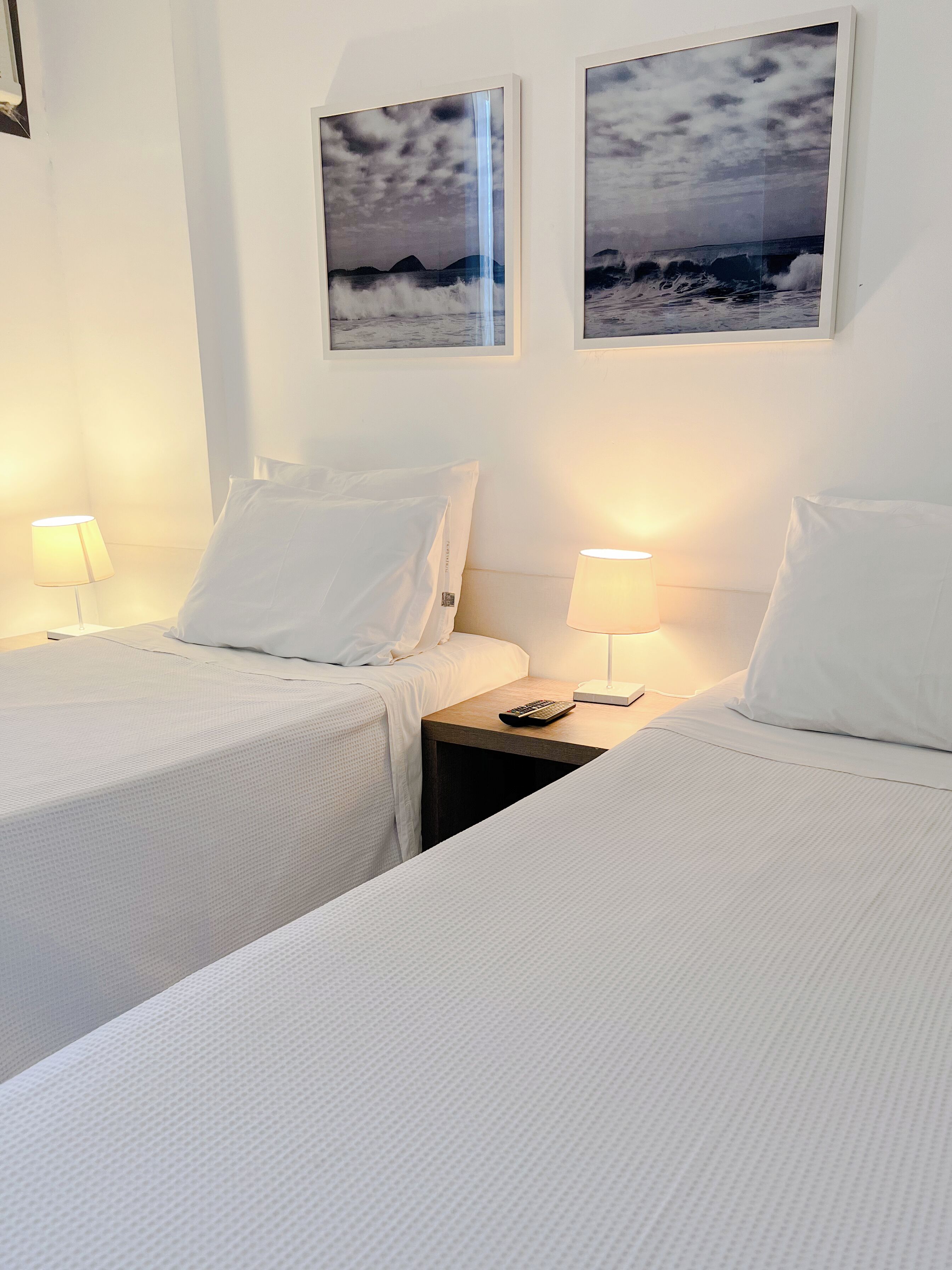 Quarto Luxo - 2 Camas de Solteiro | Frigobar, cofres nos quartos, escrivaninha, quartos à prova de som