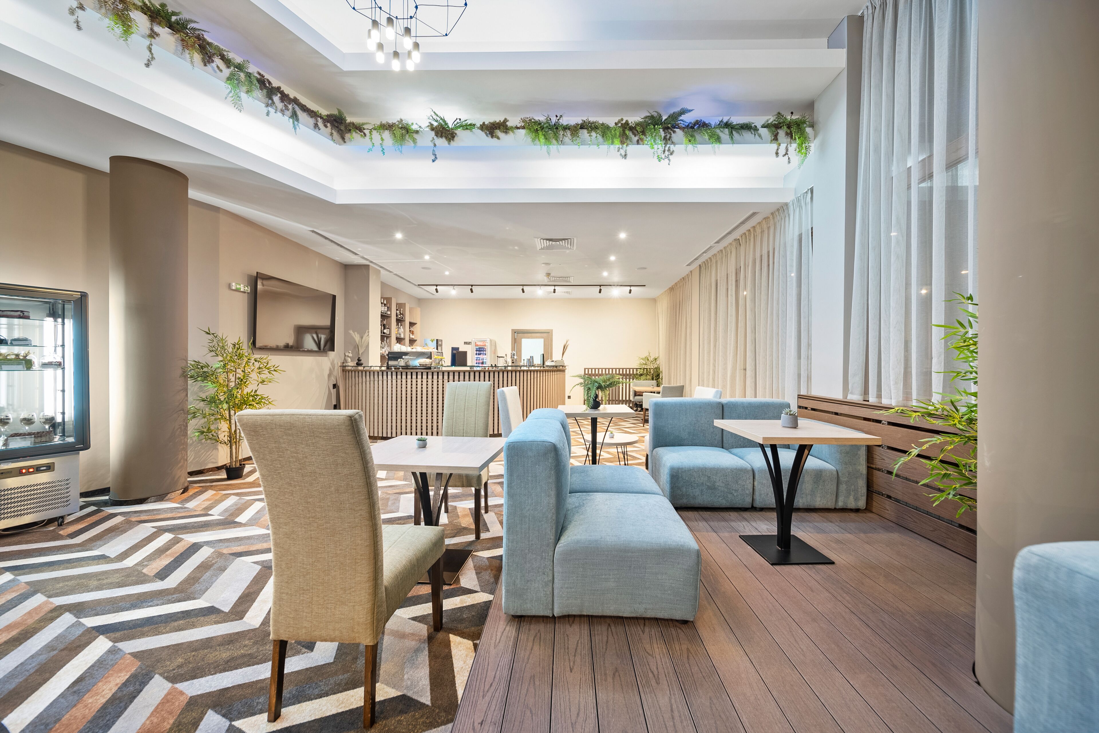 Bar auf der Dachterrasse, Blick auf den Garten, täglich geöffnet