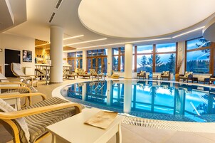 Una piscina cubierta (de 09:00 a 20:00), tumbonas