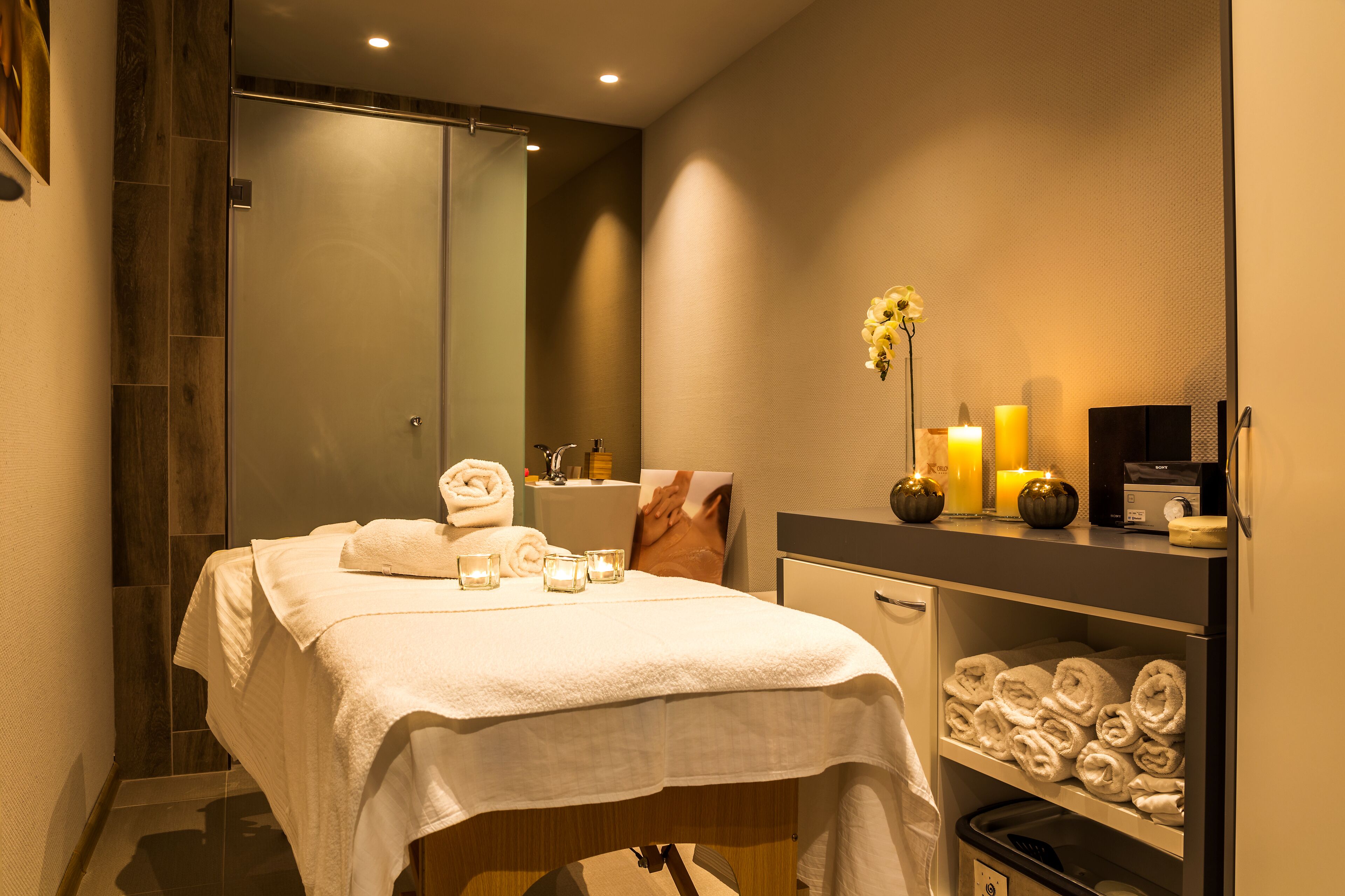 Un sauna, una bañera de hidromasaje, baño turco, 3 salas de tratamiento