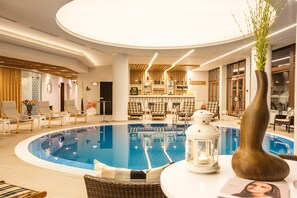 Indoor pool, open 9:00 AM to 8:00 PM, pool loungers, lifeguards on site - Hotel Orlovetz (Chepelare)