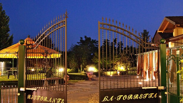 A gated entrance with a sign reading "Restaurant" and another sign with Cyrillic text. - Hotel Ristorante La Torretta (Bianze)