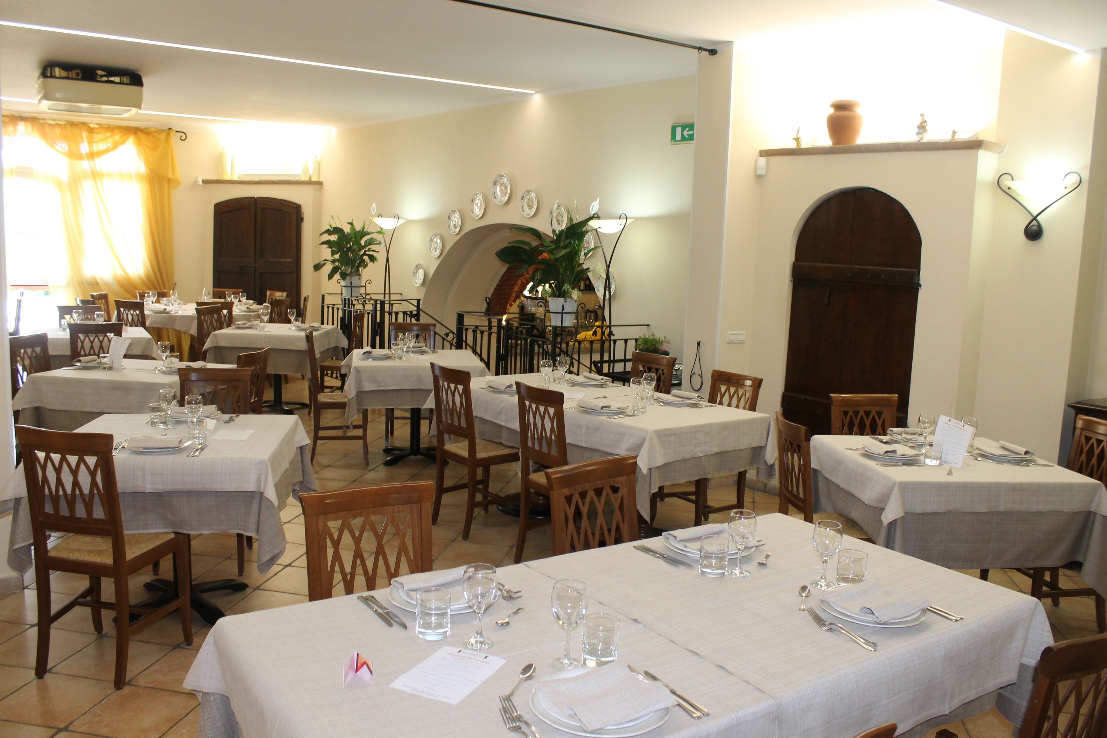 2 restaurants, breakfast, lunch, dinner served; italian cuisine