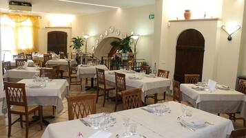 2 Restaurants, FrĂŒhstĂŒck, Mittagessen, Abendessen, italienische KĂŒche
