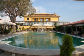 Outdoor pool - Grand Hotel Helio Cabala (Marino)