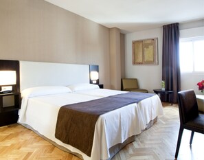 セーフティボックス (室内)、デスク、ベビーベッド (無料)、可動式ベッド