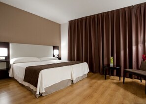In-room safe, desk, free cribs/infant beds, rollaway beds - Hostal Carlos III (Getafe)