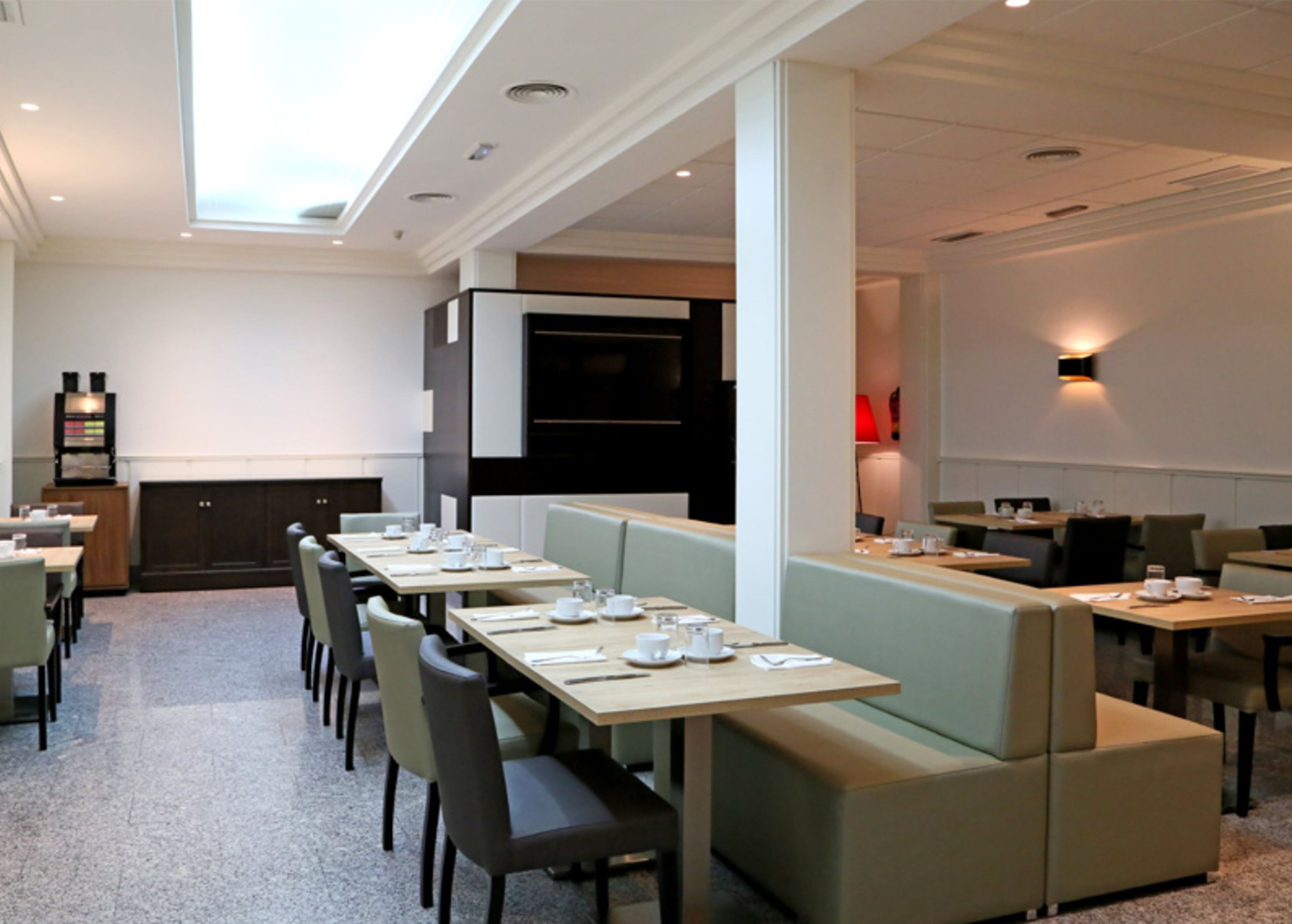 Desayuno buffet diario (EUR 8 por persona)