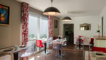 Dagelijks ontbijtbuffet (EUR 15 per persoon)