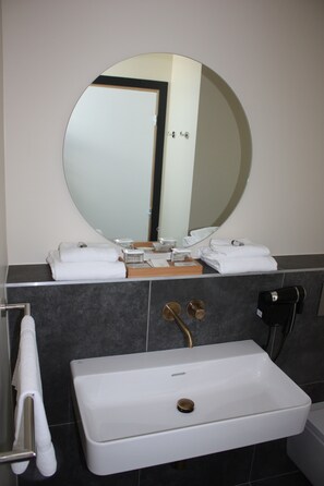 Superior Double Room | Bathroom | Shower, free toiletries, hair dryer, towels - La Ferme Blanche, The Originals Relais  (Lompret)