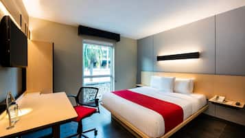 Room, 1 Queen Bed, Non Smoking | Down comforters, in-room safe, desk, iron/ironing board