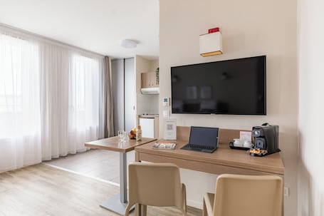 Escritorio, sistema de insonorización y tabla de planchar con plancha . Appart'City Confort Cherbourg