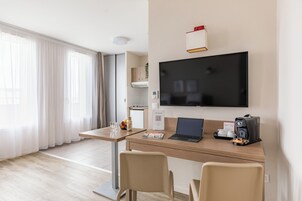 Superior Studio, 2 Twin Beds | Desk, soundproofing, iron/ironing board, free WiFi