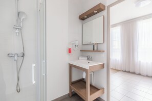 Superior-Studio, 2 Einzelbetten | Badezimmer | Dusche, kostenlose Toilettenartikel, Handtücher, Seife