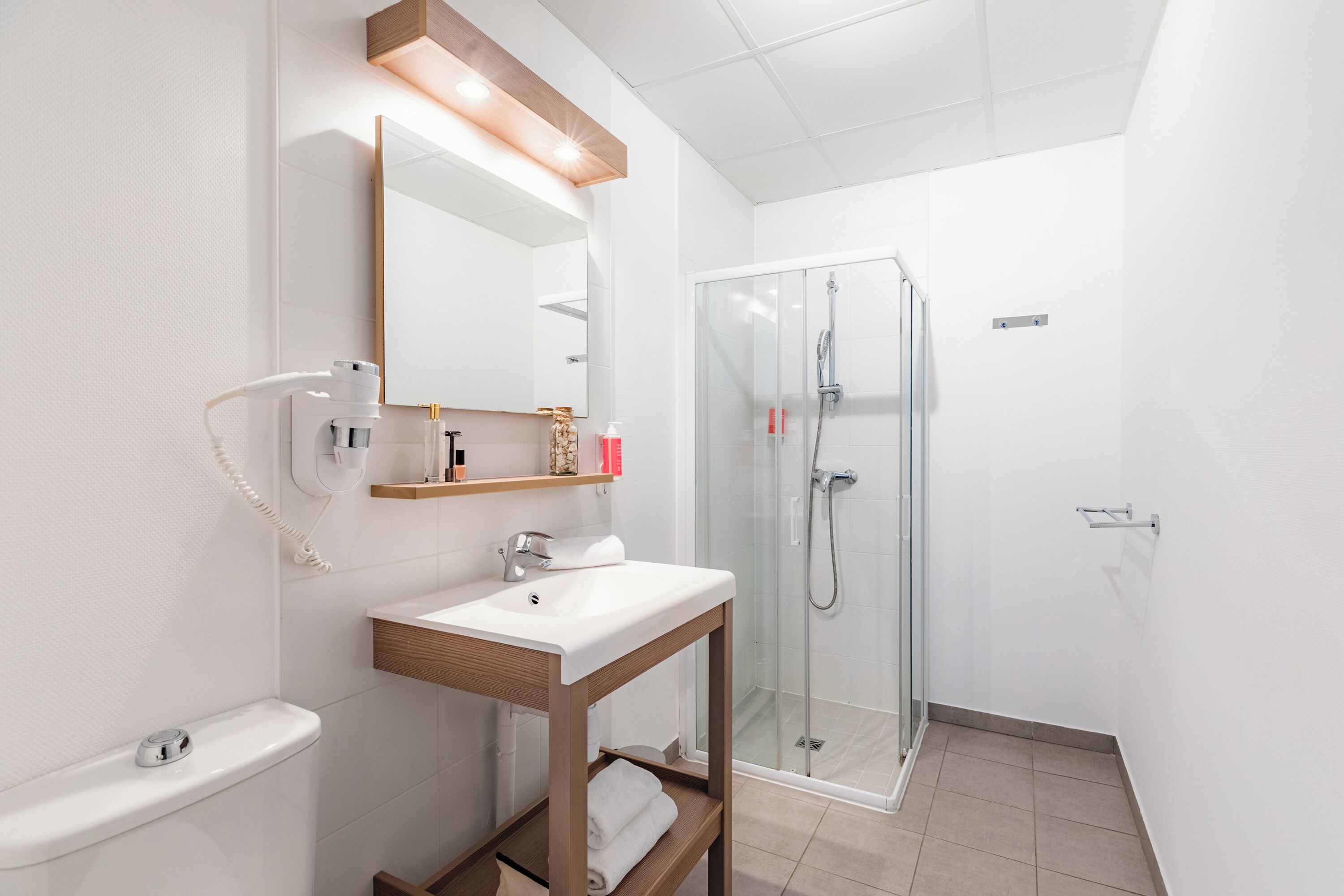 Een douche, gratis toiletartikelen, handdoeken, zeep