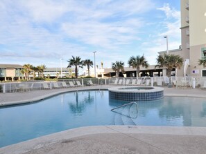 Alberca techada, alberca al aire libre y camastros