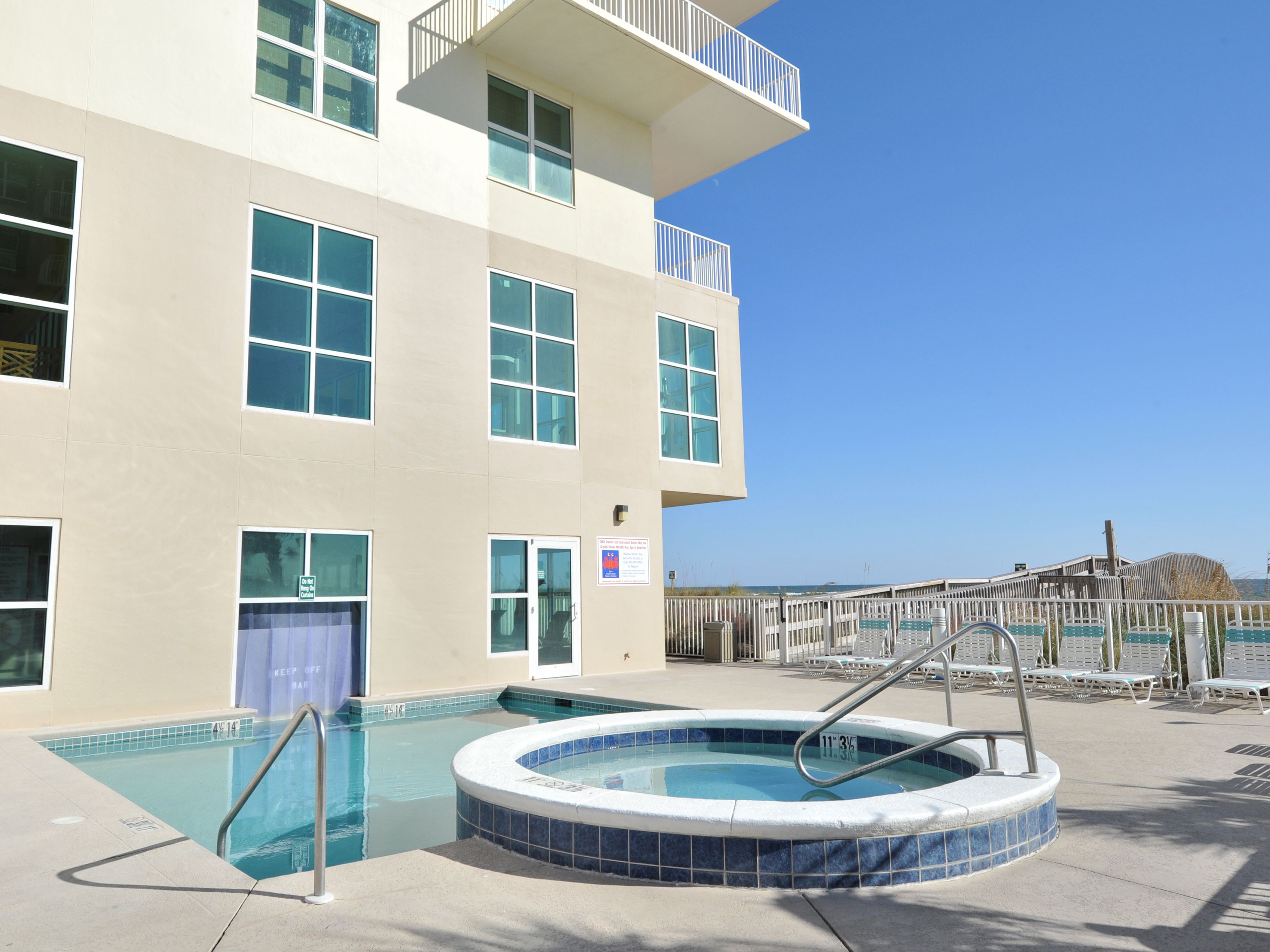 Un edificio con piscina y bañera de hidromasaje.