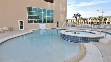 Alberca techada, alberca al aire libre y camastros