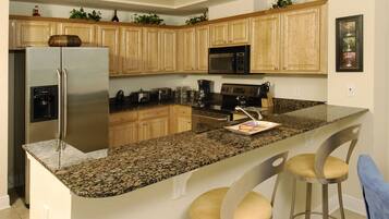 Condo, 2 Bedrooms, 2 Bathrooms, Sea Facing | Cocina privada | Refrigerador, microondas, parrilla de estufa y cafetera y tetera