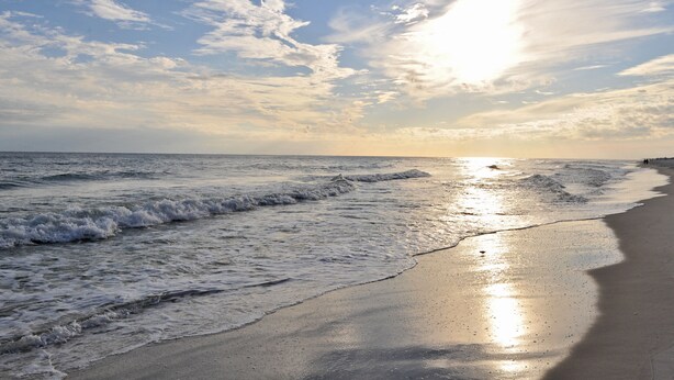 A beach with waves and a clear sky. - Crystal Shores by Wyndham Vacation Rentals (Gulf Shores)