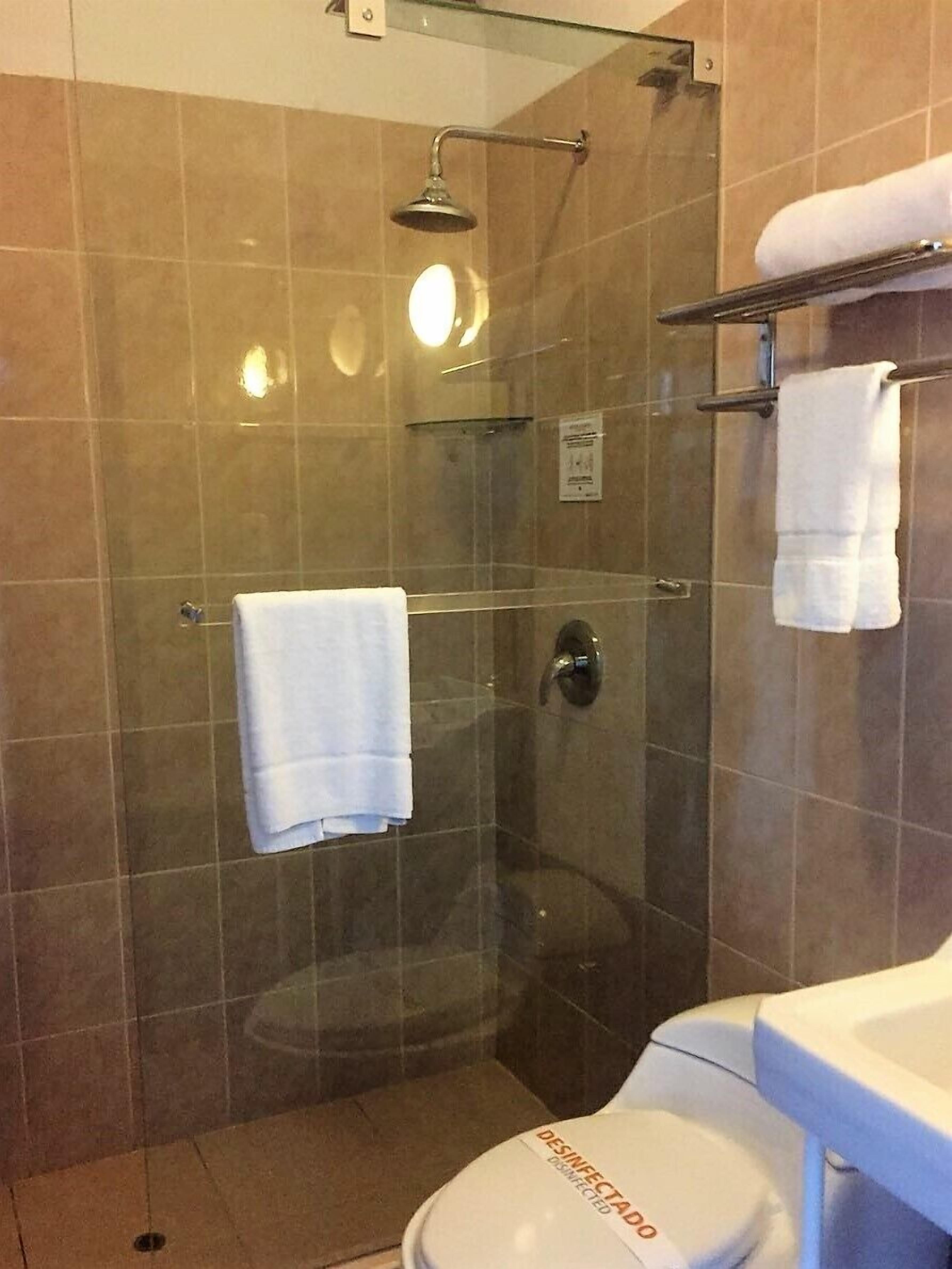 twin room | bathroom shower