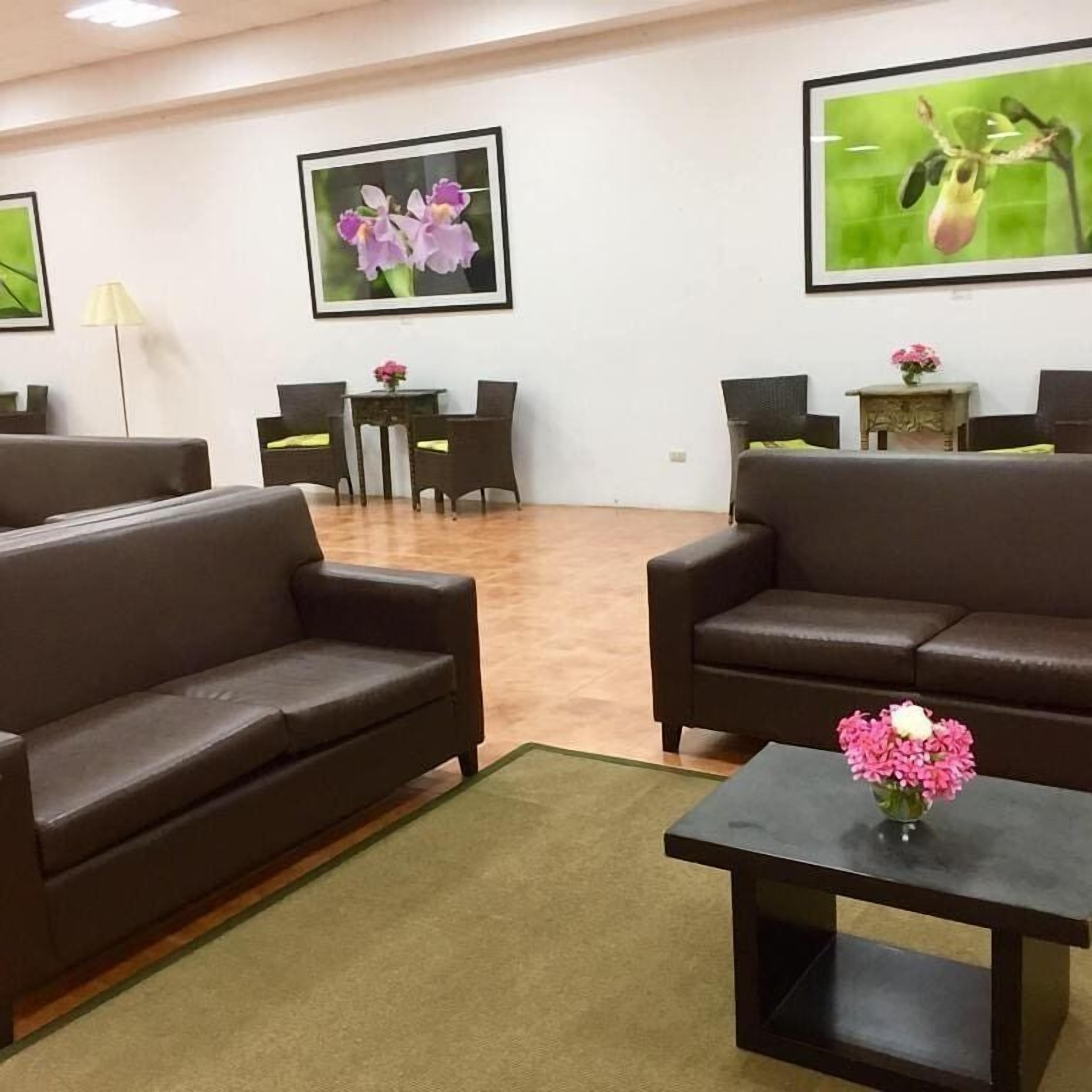 32-inch flat-screen tv with cable channels, tv