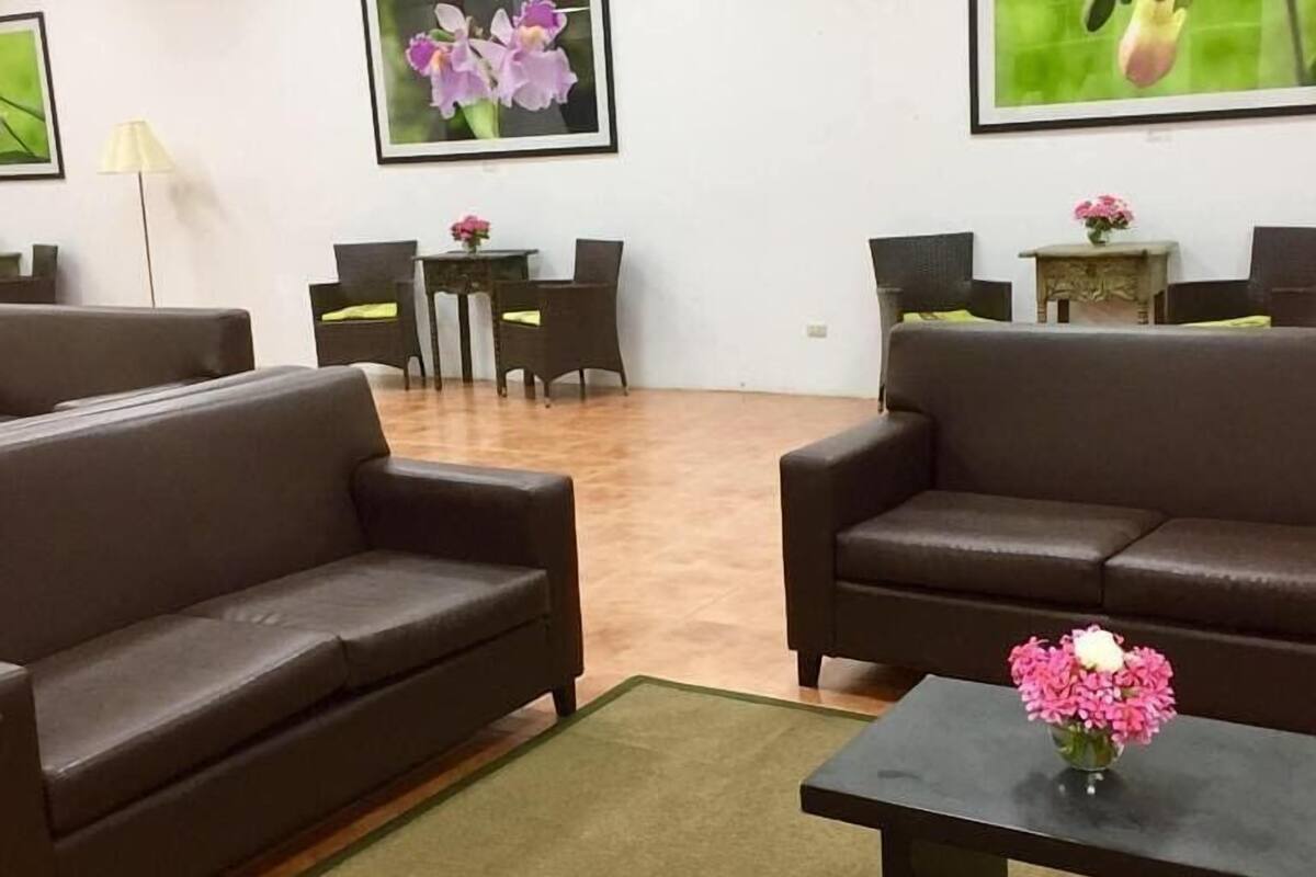 32-inch flat-screen tv with cable channels, tv