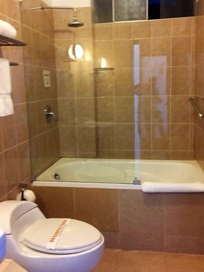 Habitación doble superior | Baño | Amenidades de baño gratuitas y toallas 