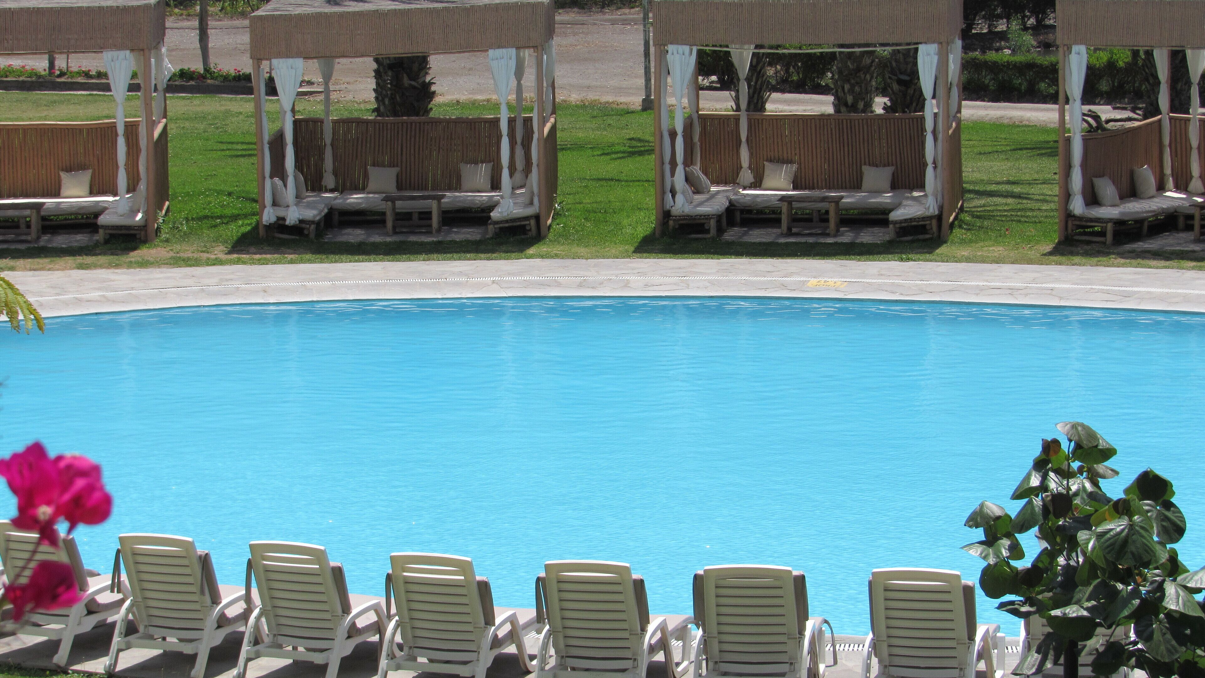 Piscine extérieure, parasols de plage, chaises longues