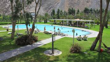 Utomhuspool, öppet 09.00 till 16.00, parasoller och solstolar