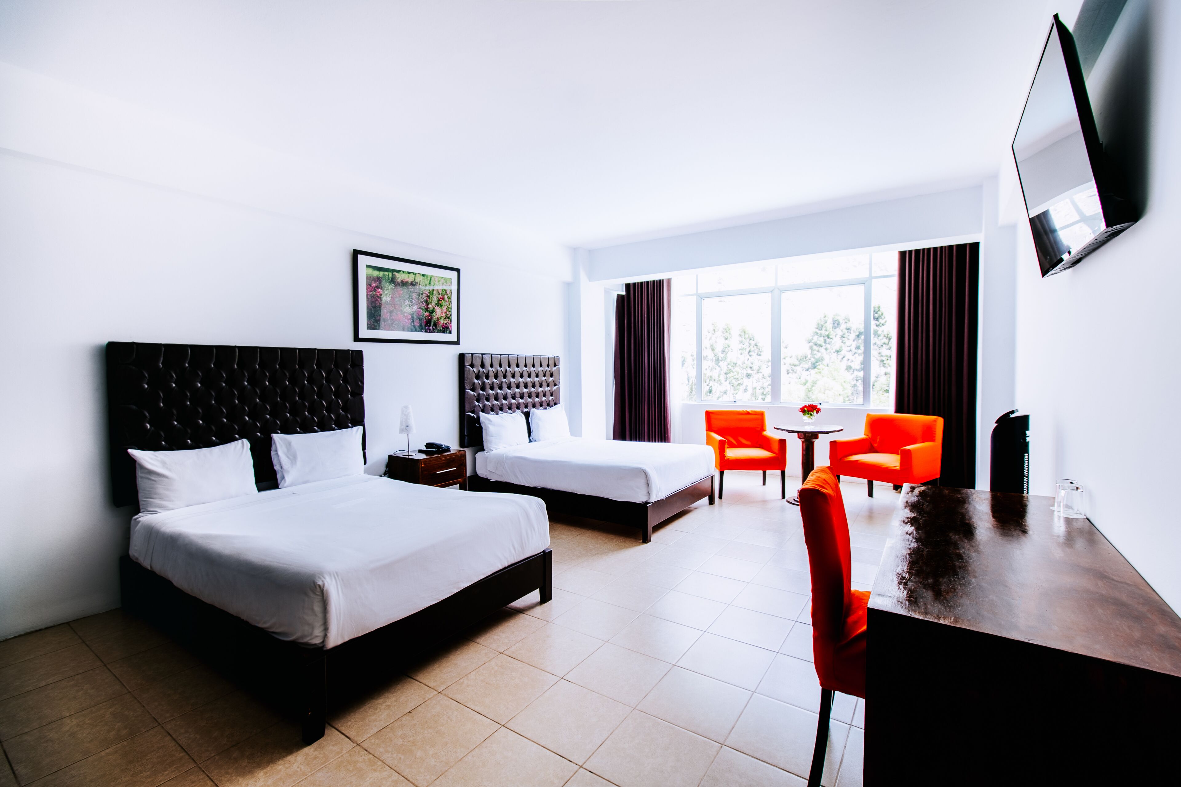 Habitación doble | Ropa de cama de alta calidad, minibar, caja fuerte y escritorio