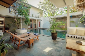 Piscina externa, espreguiçadeiras