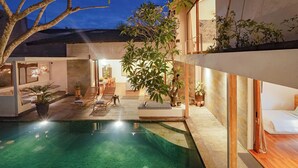 Una piscina al aire libre, tumbonas