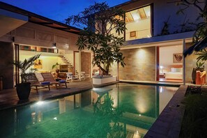 Outdoor pool, pool loungers - Bias Villa Seminyak (Seminyak)