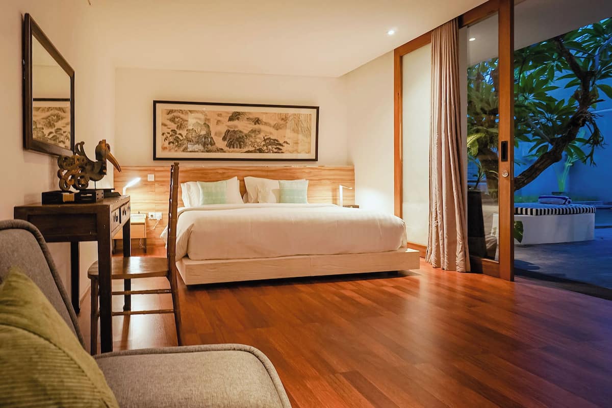Nệm cao su hoạt tính (memory foam), két bảo mật tại phòng
