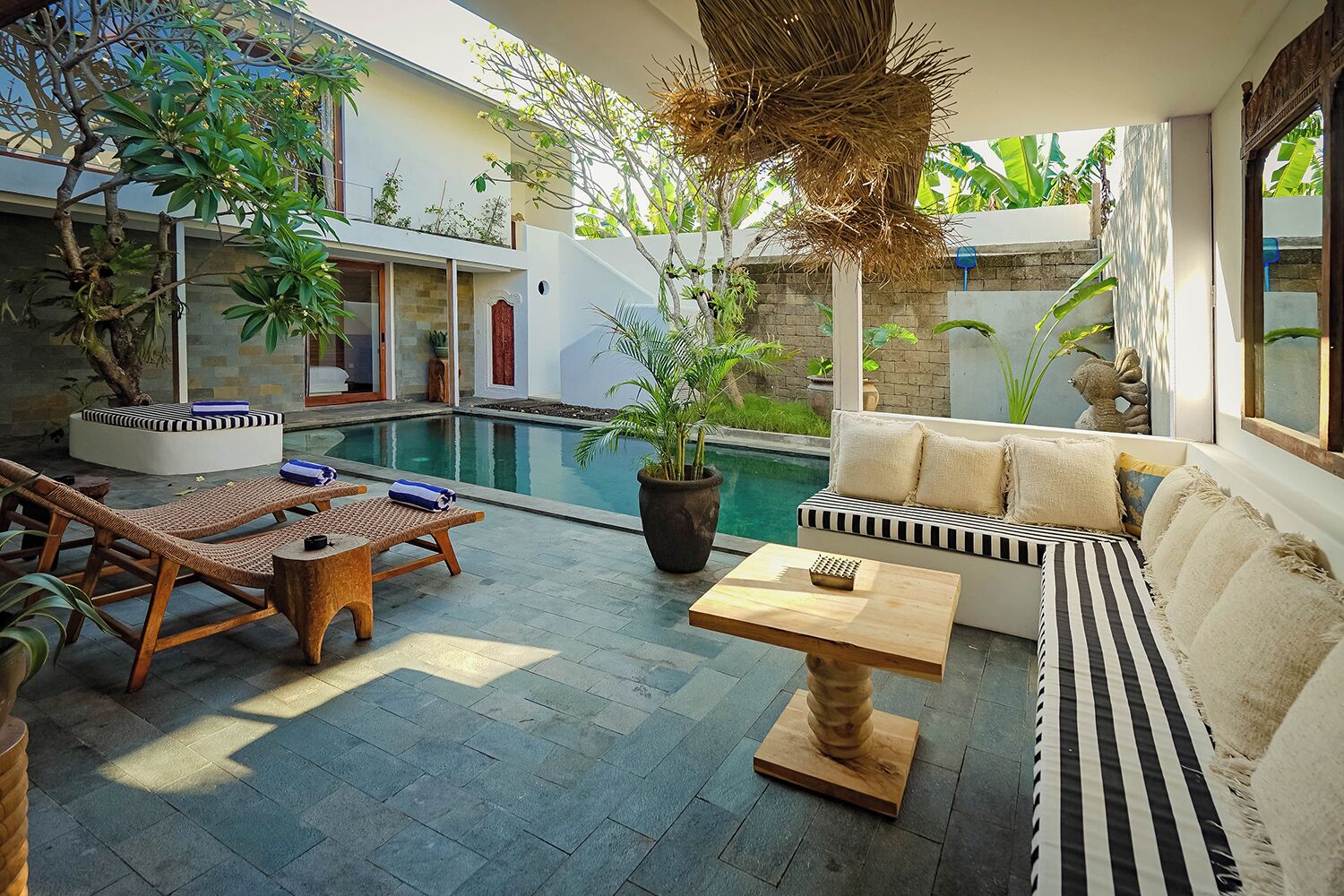 สระว่ายน้ำกลางแจ้ง, เก้าอี้อาบแดดริมสระ