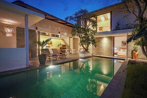 Piscina externa, espreguiçadeiras