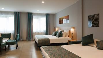 Minibar, escritorio, cortinas blackout y sistema de insonorización