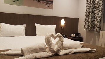 Minibar, escritorio, cortinas blackout y sistema de insonorización 