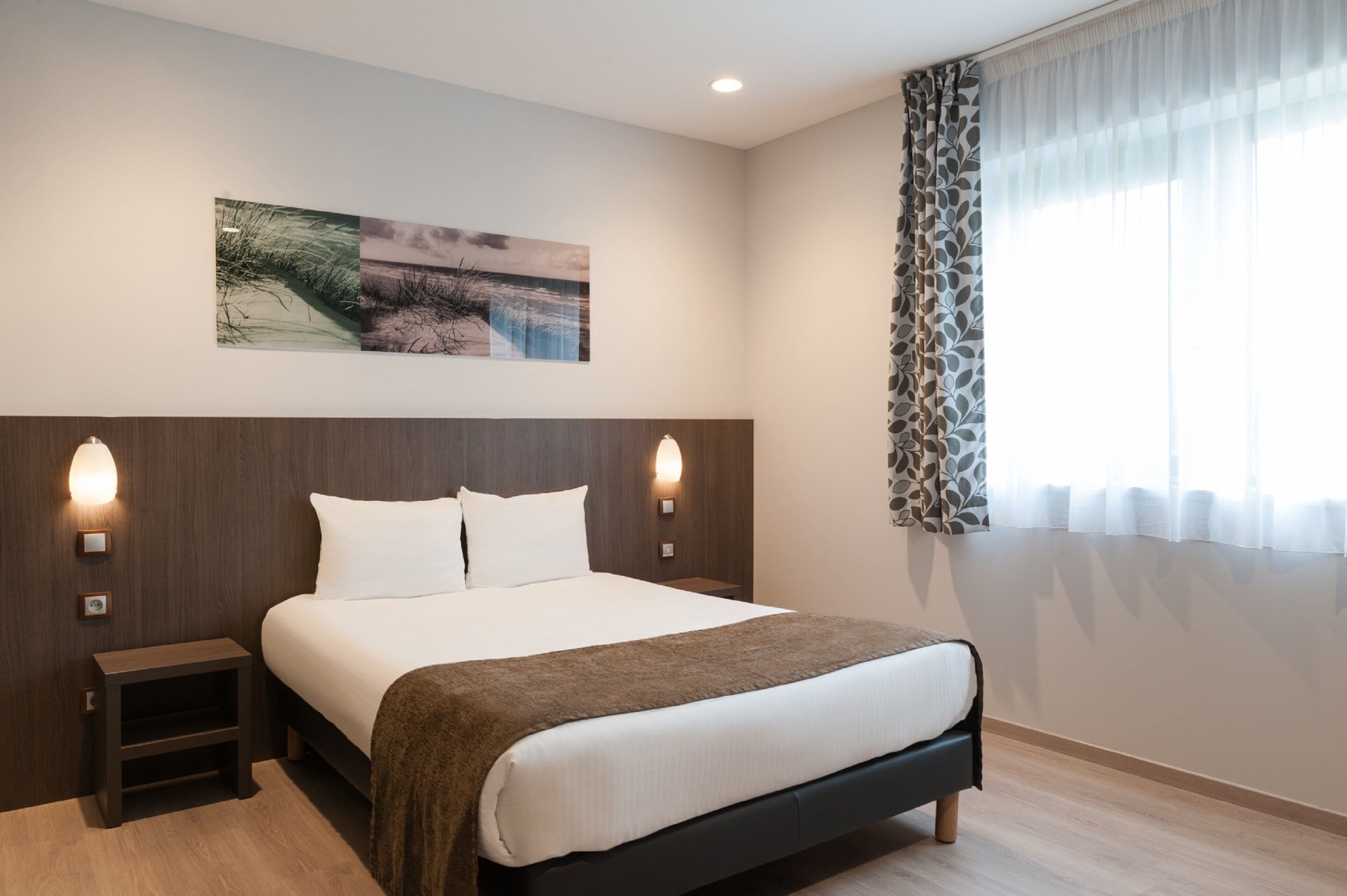 미니바, 책상, 암막 커튼, 방음 설비