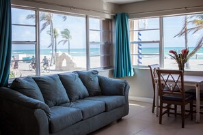 Habitación doble, vista al océano | Área de sala de estar | Televisión de pantalla plana 
