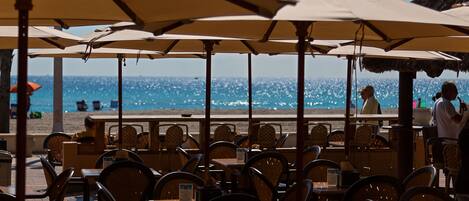 供應午餐和晚餐,海景