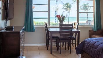 Safe på rommet, skrivebord, strykejern/-brett og barnesenger (inkludert)